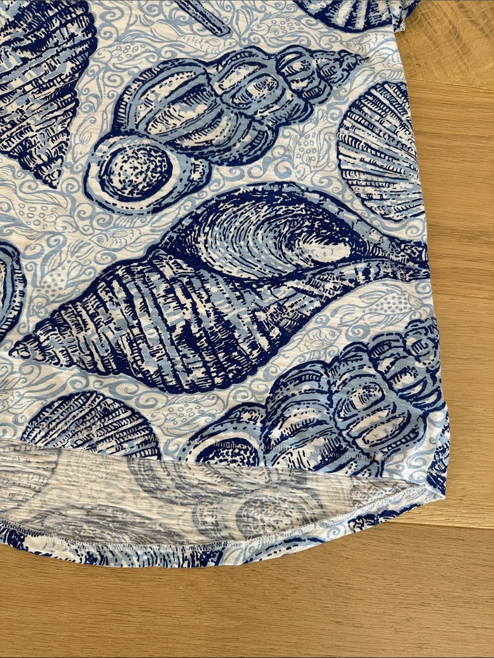 Lilly Pulitzer Short Sleeve V-Neck Blue & White Seashell Pattern Women’s Tee xs - Picture 7 of 12